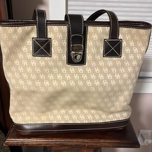 Medium size Dooney & Bourke tote bag.